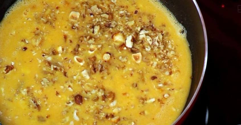 Рецепт Десерт из каннеллони с яичной смесью, орехами и медовым соусом шаг-3