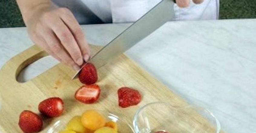 Рецепт Десерт с клубникой и абрикосами шаг-1