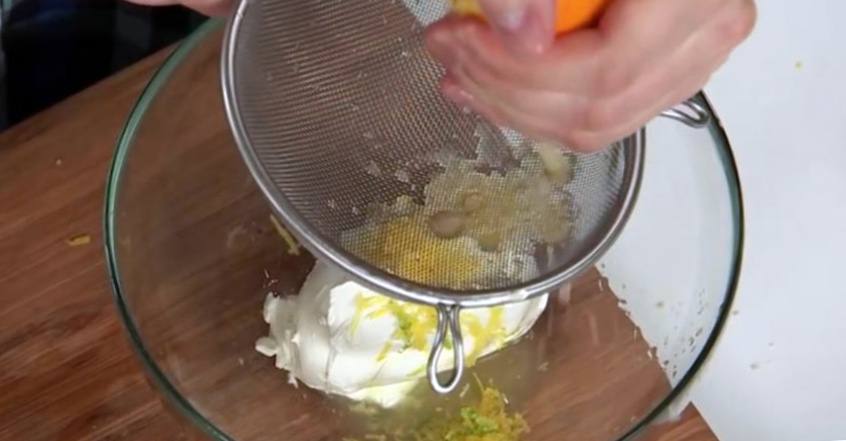 Рецепт Домашний чизкейк с соусом фламбе из вишни шаг-3
