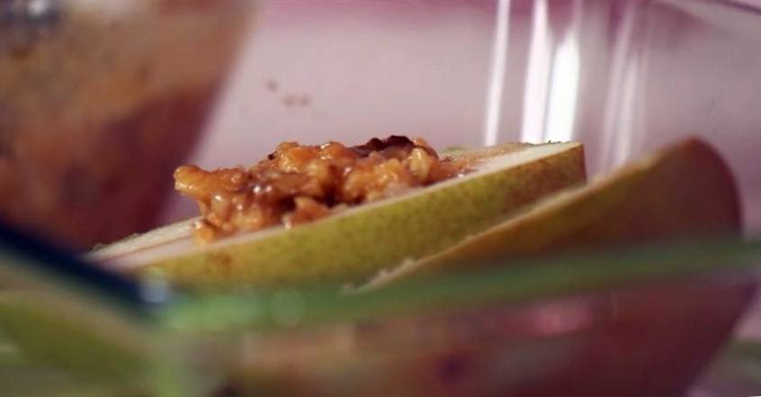 Рецепт Медовые груши с орехами и запеченным инжиром шаг-3