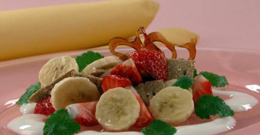 Рецепт Мюсли с клубникой и бананами шаг-1