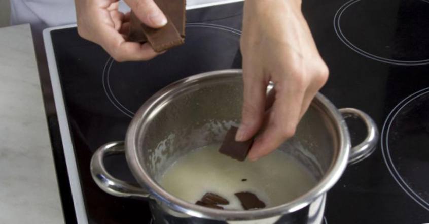 Рецепт Шоколадный пудинг с клубникой шаг-1