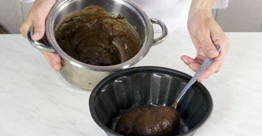 Рецепт Шоколадный пудинг с кофейным соусом  шаг-2