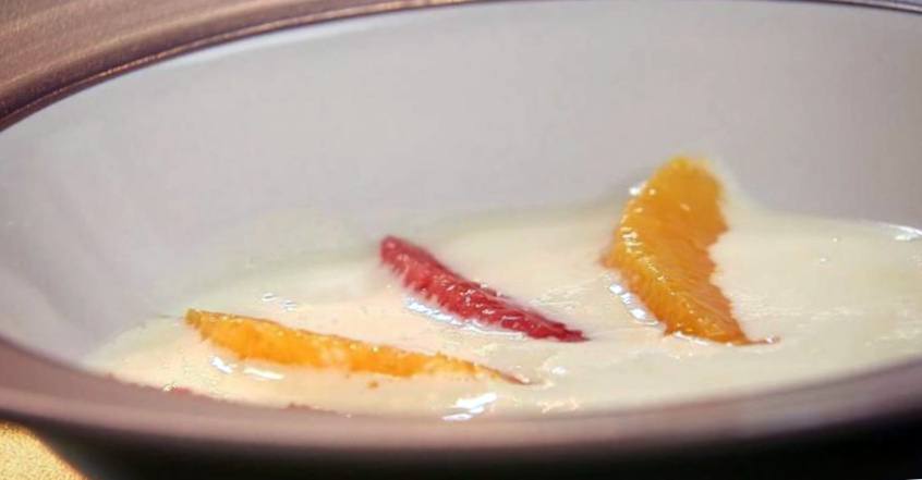 Рецепт Сладкие снежки с заварным соусом и фруктами  шаг-4