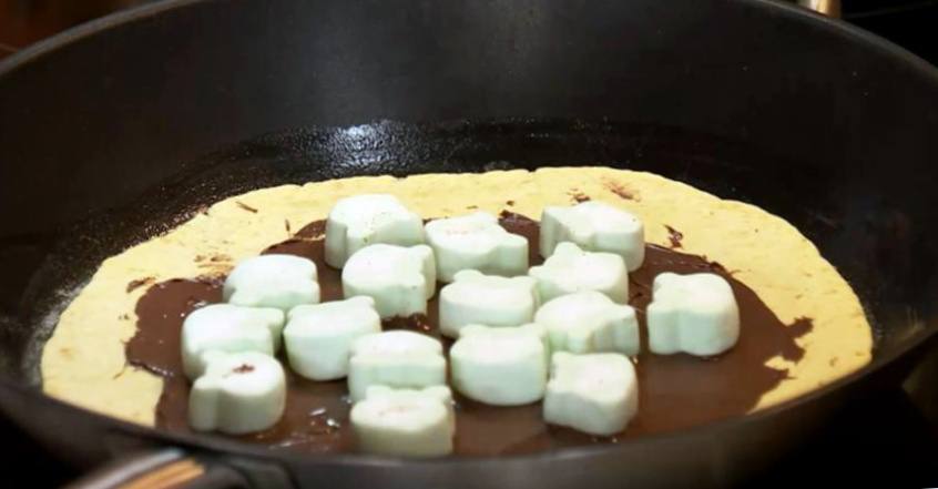 Рецепт Тортилья с маршмеллоу и шоколадной пастой  шаг-2