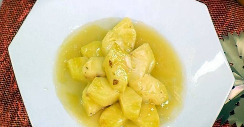 Рецепт Жареные ананасы в карамельном соусе  шаг-2