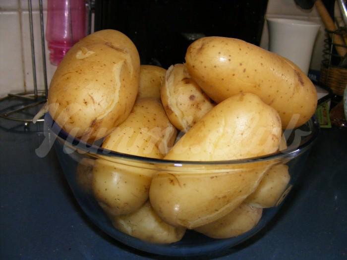Печеная картошка в мундире в микроволновке