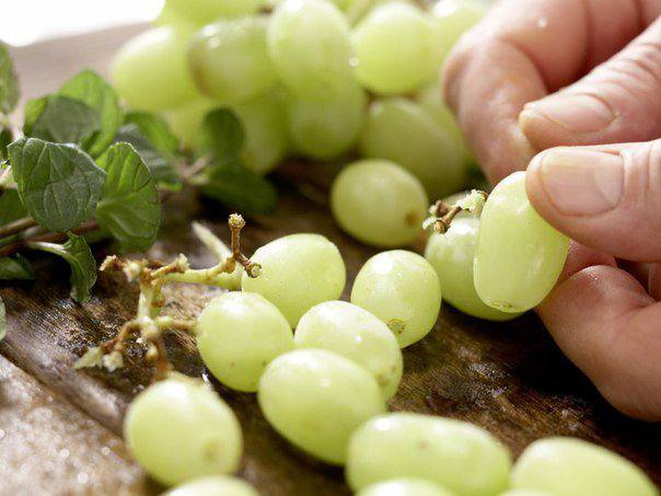 Рецепт Белая сангрия с виноградом и дыней шаг-1