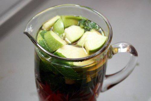 Рецепт Холодный чай с мятой, лаймом и яблоком шаг-3