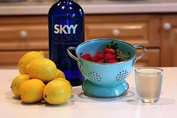 Рецепт Клубничный коктейль с лимонным соком шаг-1
