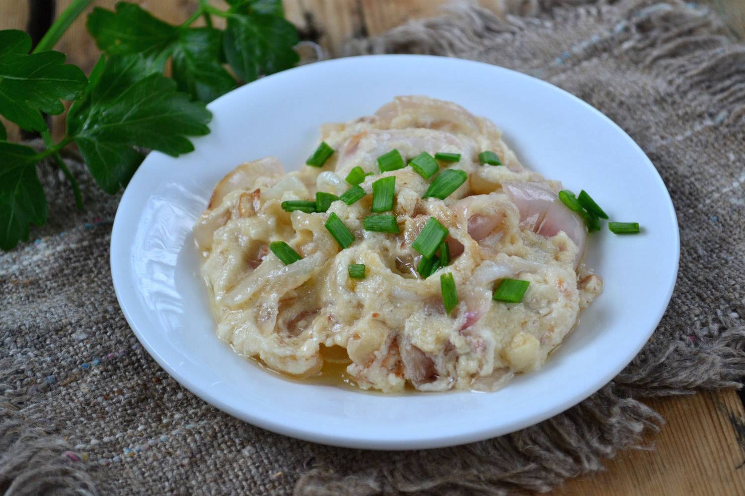 Кальмар жареный с луком и сметаной. Нежный кальмар в сметанном соусе. Кальмары, тушеные в сметанном соусе. Кальмары тушеные в сметане с луком. Кальмары тушеные в сметане.