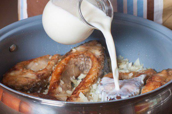 Рецепт Карп в молочно-луковом соусе  шаг-4