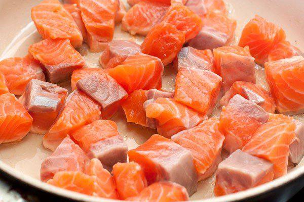 Рецепт Жареный лосось с ананасами шаг-1