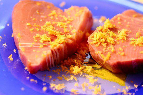Рецепт Жареный тунец с салатом из помидор шаг-1