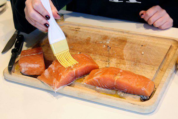 Рецепт Жаренный лосось с пряным маслом и лимоном шаг-3