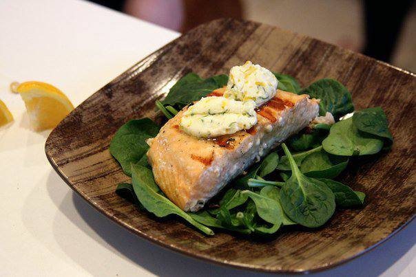 Рецепт Жаренный лосось с пряным маслом и лимоном шаг-5