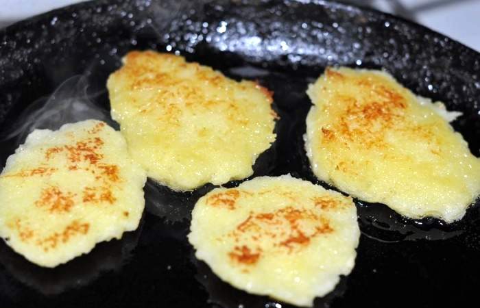 Рецепт Драники с домашними колбасками в горшочках шаг-3