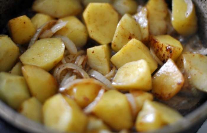 Рецепт Драники с домашними колбасками в горшочках шаг-6