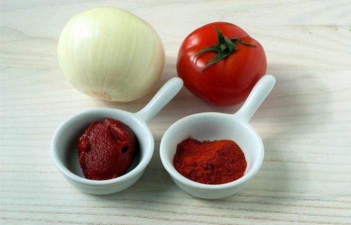 Рецепт Горбуша, запеченная в духовке под томатным соусом  шаг-2