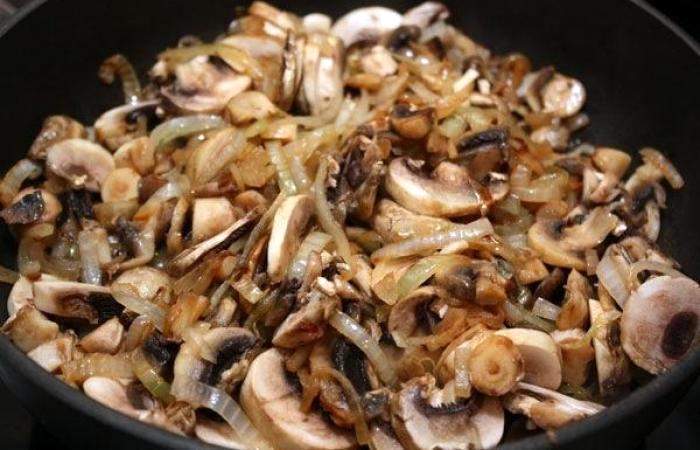 Рецепт Гречневая каша с грибами и лососем  шаг-2