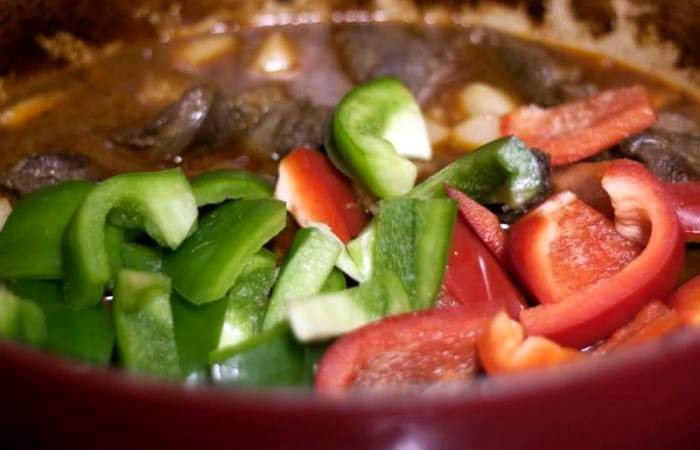 Рецепт Гуляш из говядины с овощами шаг-10