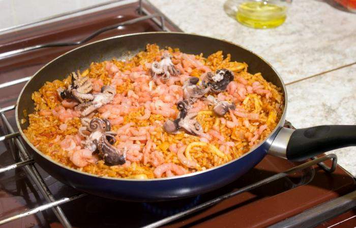 Рецепт Испанская паэлья с креветками и кальмаром Готовим Рыба Испанская паэлья с креветками и кальмаром