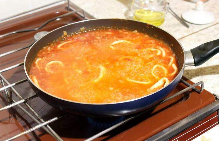 Рецепт Испанская паэлья с креветками и кальмаром шаг-10