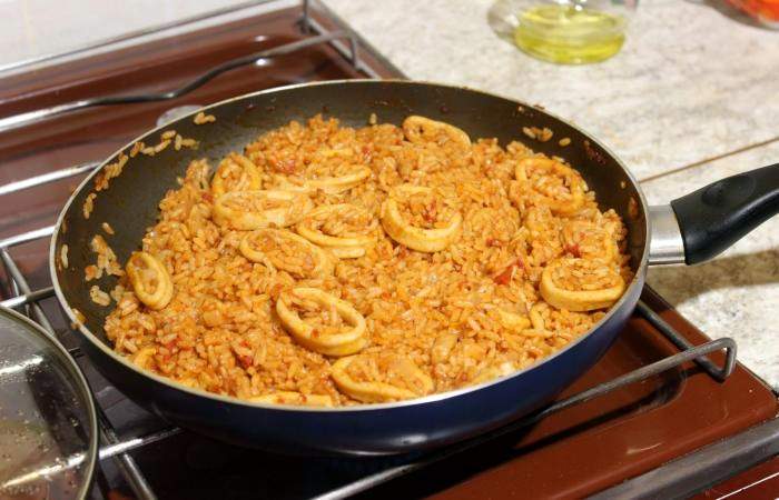 Рецепт Испанская паэлья с креветками и кальмаром шаг-12