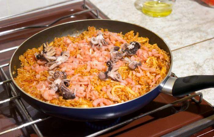 Рецепт Испанская паэлья с креветками и кальмаром шаг-13