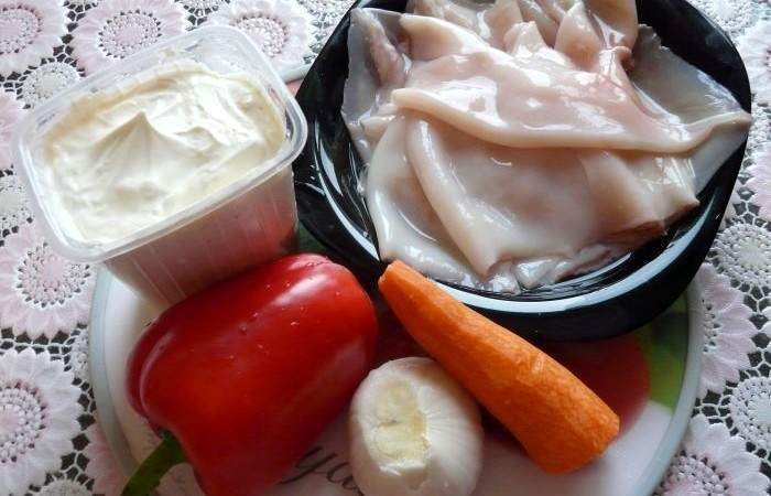 Рецепт Кальмары с овощами в сметанном соусе шаг-1