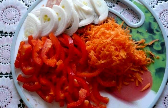 Рецепт Кальмары с овощами в сметанном соусе  шаг-2