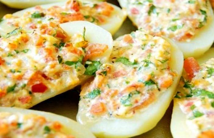 Рецепт Картофель, фаршированный овощами, брынзой и яйцом шаг-14