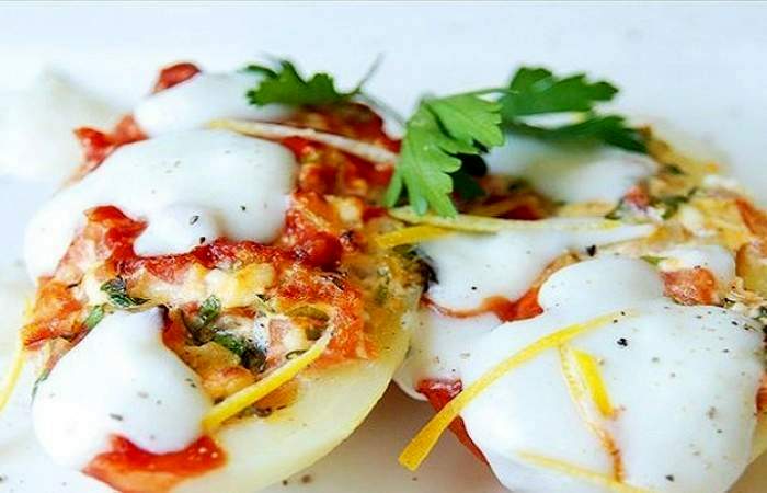 Рецепт Картофель, фаршированный овощами, брынзой и яйцом шаг-15