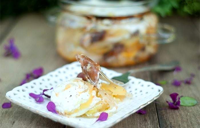 Рецепт Картофель, запеченный с колбасой и яйцами шаг-5