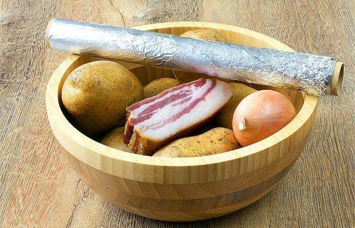 Рецепт Картофель, запеченный в фольге с салом шаг-1