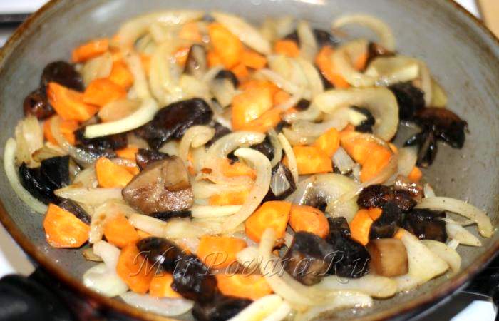 Рецепт Картофель с курицей и грибами в горшочке шаг-11