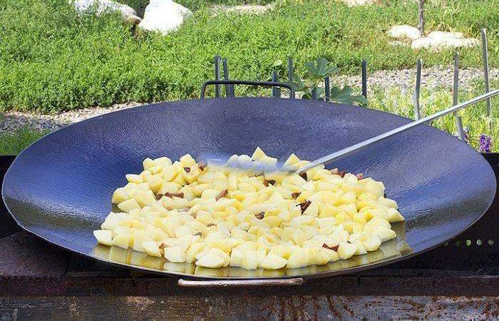Рецепт Картофель с салом на мангале шаг-3