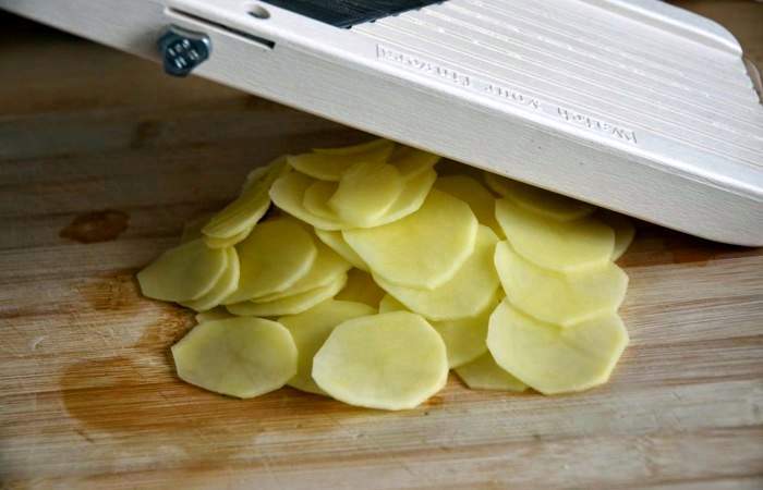 Рецепт Картофельная запеканка с сыром шаг-1