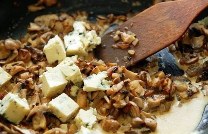Рецепт Картофельные сундучки с шампиньонами, лососем и икрой шаг-6