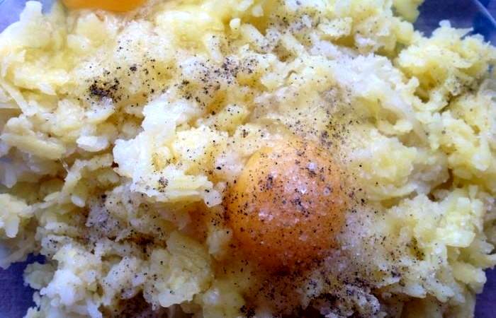 Рецепт Картофельные зразы с сыром шаг-3