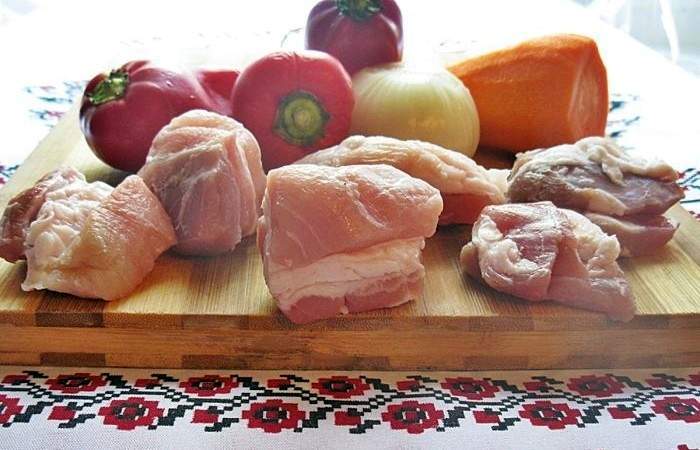 Рецепт Классический гуляш из свинины с овощами шаг-1