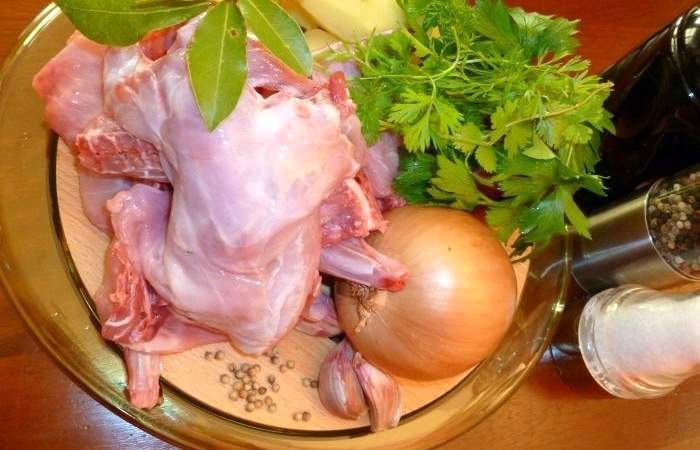 Рецепт Кролик, тушеный с картофелем шаг-1