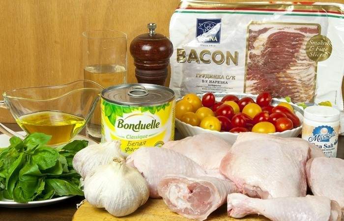 Рецепт Курица по-итальянски с беконом, фасолью и базиликом шаг-1
