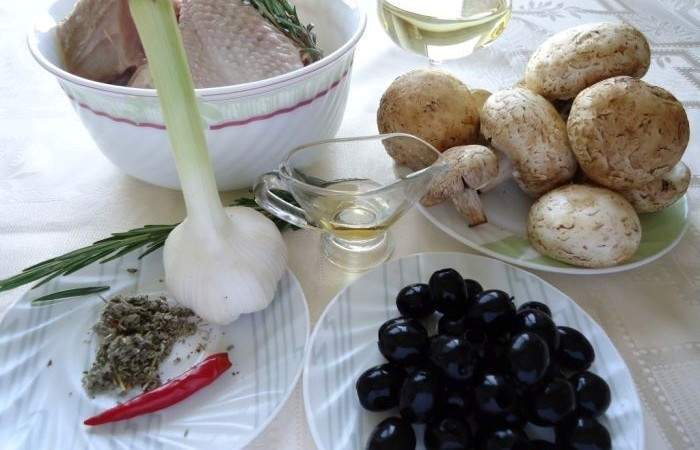 Рецепт Курица по-охотничьи с шампиньонами и маслинами шаг-1