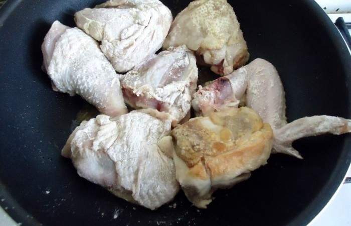 Рецепт Курица по-охотничьи с шампиньонами и маслинами шаг-3