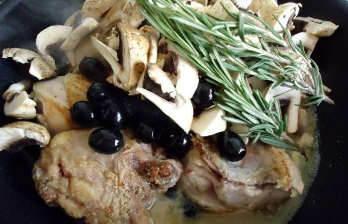Рецепт Курица по-охотничьи с шампиньонами и маслинами шаг-5