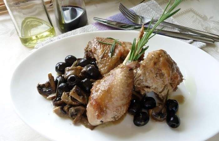 Рецепт Курица по-охотничьи с шампиньонами и маслинами шаг-6
