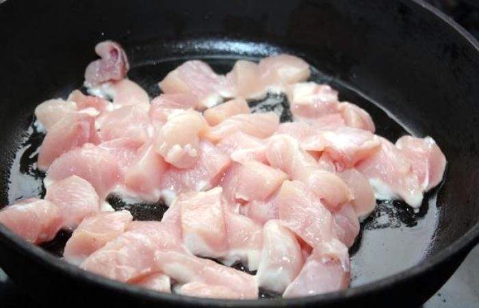 Рецепт Курица с грибами в сливочном соусе шаг-1