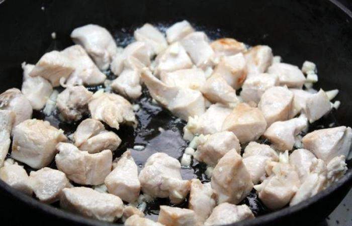 Рецепт Курица с грибами в сливочном соусе  шаг-4