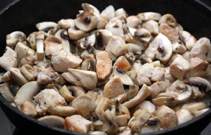 Рецепт Курица с грибами в сливочном соусе шаг-5